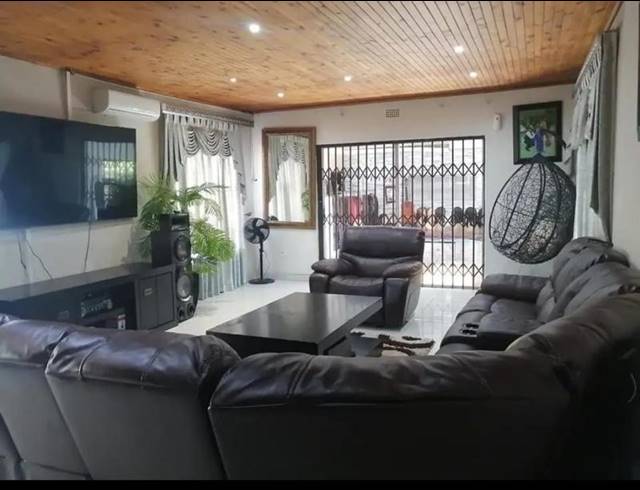 4 BEDROOM HOUSE FOR SALE IN OAKDENE